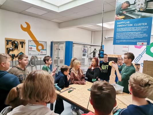 Inspirationsexkursion ins Fablab Happylab nach Wien