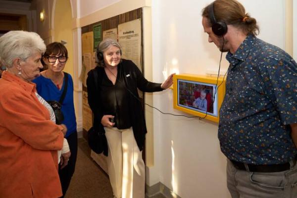 Zeitzeugin Renate Mähner, Aleksandra Jakubiec, Ulrike Vitovec (Leiterin des NÖ Museumsmanagements) und Norbert Stiasny beim Ausprobieren der Medienstationen. Foto: Peter Ableidinger